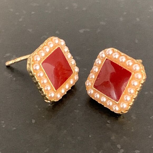 Men’s Ruby Red Enamel Square Stud Earrings Faux Pearl 1950s French Style Unisex - Picture 1 of 9